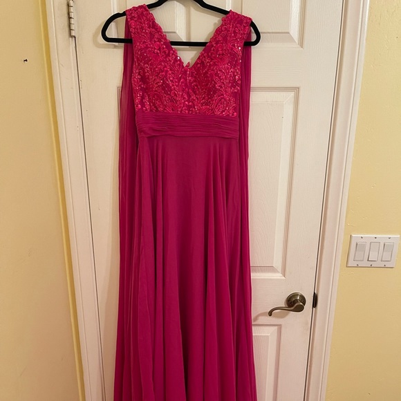 Beautiful never worn gown! - Picture 3 of 6